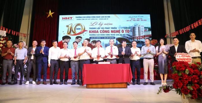 Các đại biểu chụp ảnh lưu niệm và chúc mừng khoa Công nghệ Ô tô.