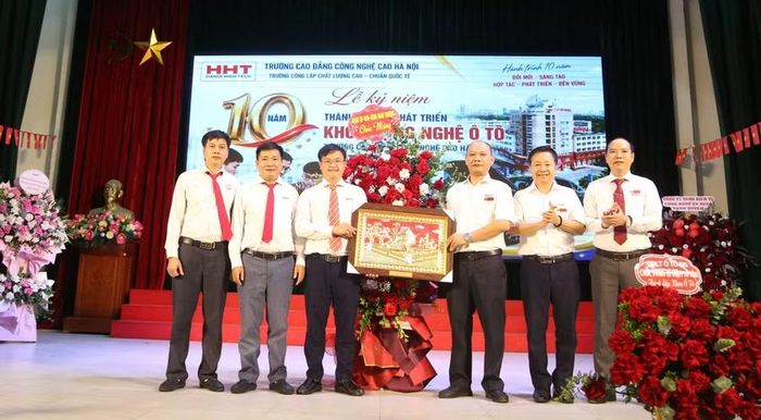 Đại diện Ban Giám hiệu chúc mừng Khoa Công nghệ Ô tô.