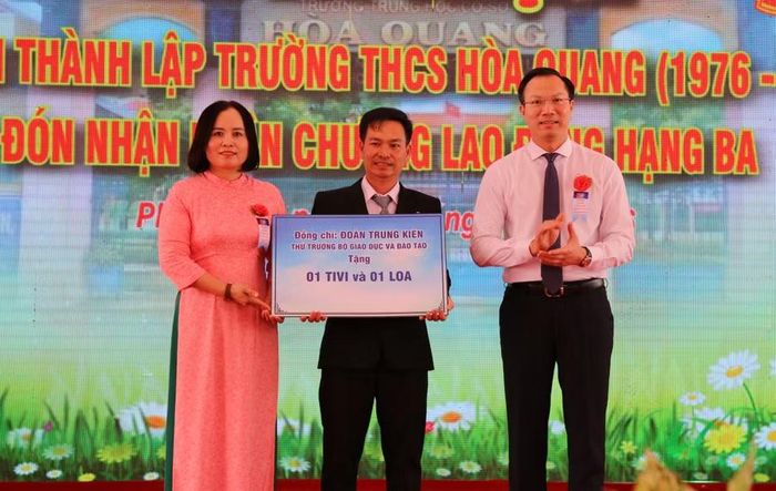 Nhân dịp này, Thứ trưởng Đoàn Trung Kiên đã có phần quà gửi tặng nhà trường.