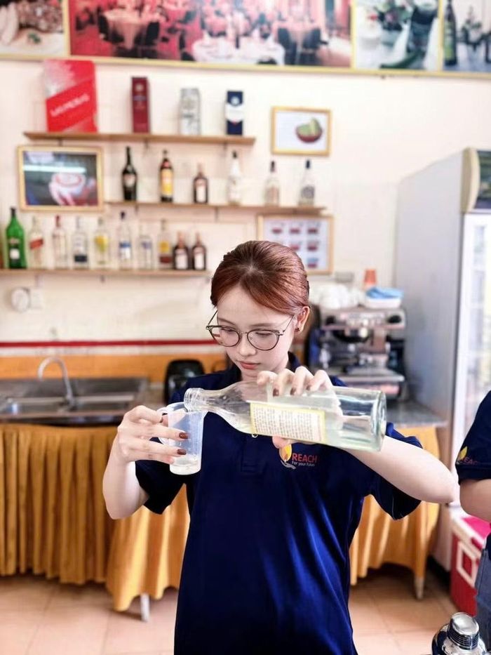 Các học viên học cách pha chế thức uống.