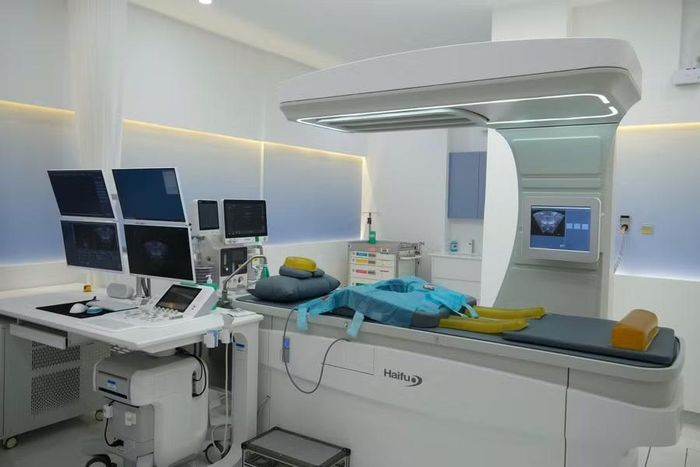 Bên trong Đơn vị điều trị không xâm lấn bằng sóng siêu âm hội tụ (HIFU).