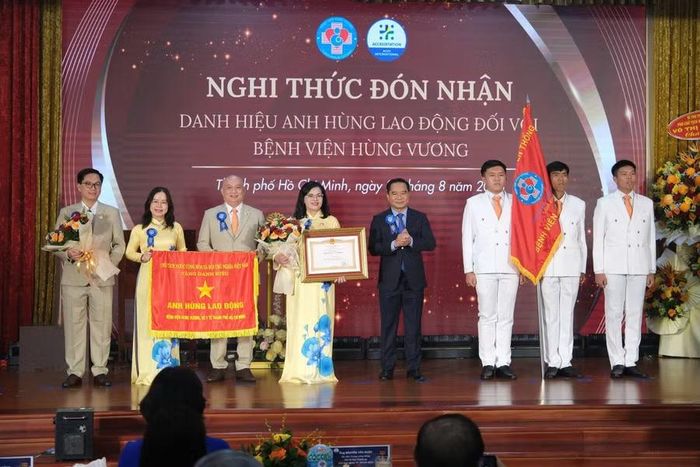 Bệnh viện Hùng Vương đón nhận danh hiệu Anh hùng Lao động.