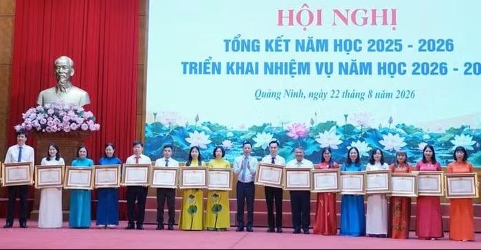 Ông Lê Văn Ánh, Phó Chủ tịch UBND tỉnh Quảng Ninh trao tặng Bằng khen của Thủ tướng Chính phủ cho các cá nhân có thành tích xuất sắc trong công tác, góp phần vào sự nghiệp xây dựng CNXH và bảo vệ Tổ quốc. Ảnh: Hoàng Nga