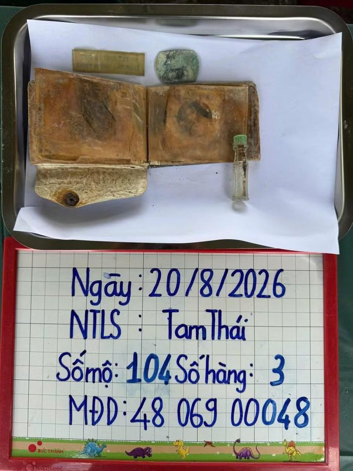 Di vật được chiến sĩ Bộ Chỉ huy Quân sự Đà Nẵng tìm thấy trong mộ liệt sĩ chưa biết tên. Ảnh: Quang Cường, Bộ CHQS Đà Nẵng