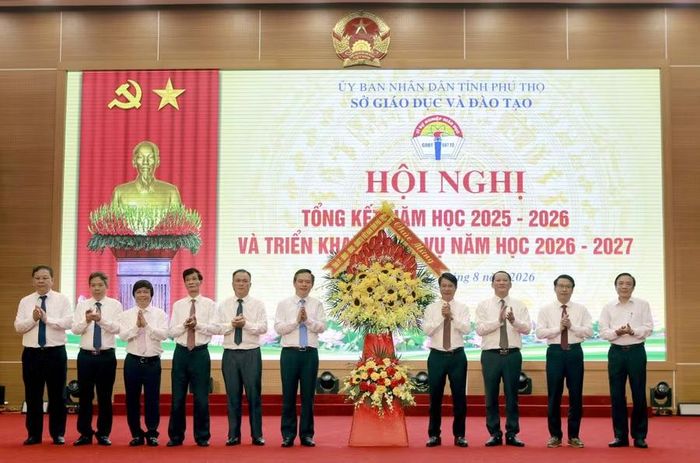 Ông Nguyễn Khắc Hiếu - Phó Chủ tịch UBND tỉnh Phú Thọ tặng hoa chúc mừng ngành giáo dục.