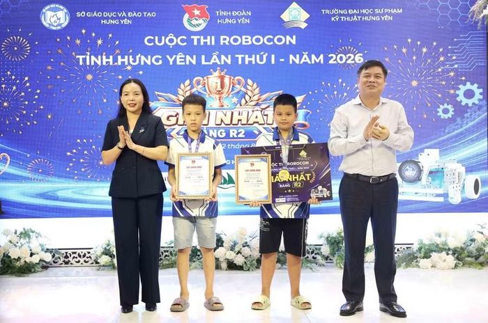 Ban tổ chức trao giải Nhất ở bảng đấu từ 11 - 15 tuổi cho em Đào Xuân Tiến (Trường Trung học Cơ sở Vũ Phúc) và em Bùi Duy Vinh (Trường Trung học Cơ sở Lương Thế Vinh).