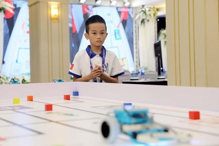 Các đội thực hiện việc lắp ráp, lập trình, hiệu chỉnh và vận hành robot trực tiếp tại địa điểm thi đấu.