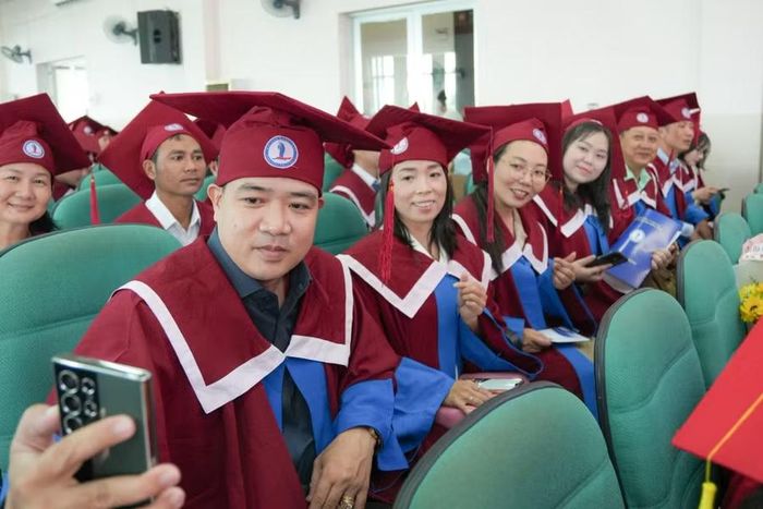 Học viên chụp ảnh lưu niệm tại Lễ trao bằng Tiến sĩ, Thạc sĩ năm 2026 tại Trường Đại học Đồng Tháp. Ảnh: Hoài Phong.