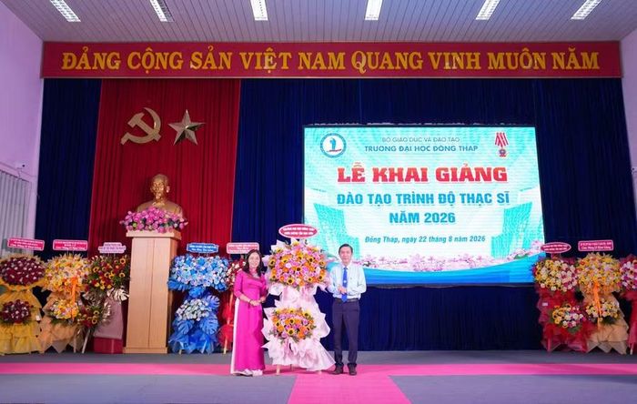 Lãnh đạo Trường Đại học Đồng Tháp tặng hoa chúc mừng các tân học viên cao học. Ảnh: Hoài Phong.