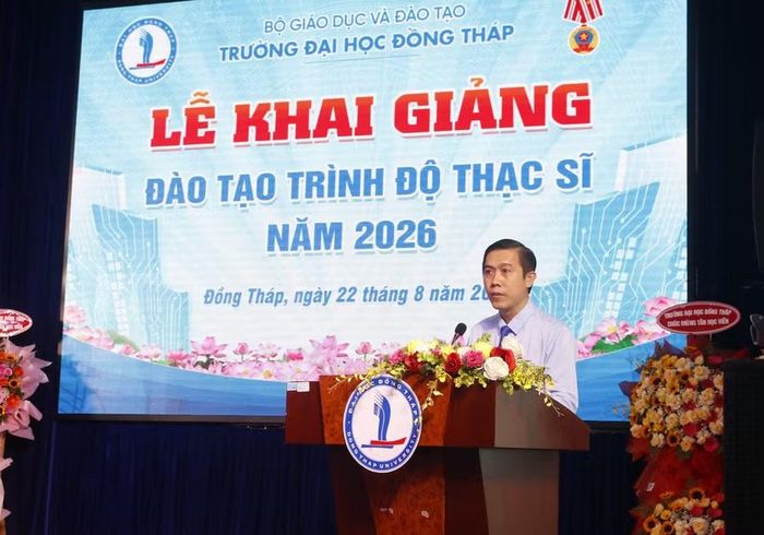 TS Trương Tấn Đạt, Bí thư Đảng ủy, Hiệu trưởng Trường Đại học Đồng Tháp phát biểu tại Lễ khai giảng đào tạo trình độ thạc sĩ năm 2026.