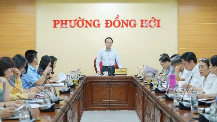Ông Phan Mạnh Hùng – Bí thư Đảng uỷ phường Đồng Hới yêu cầu các trường ổn định tổ chức để bước vào năm học mới.