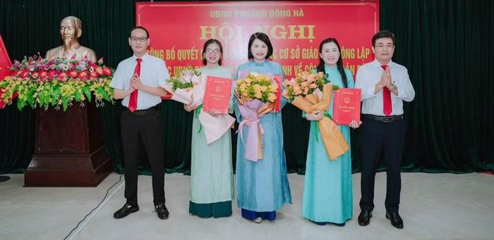 UBND phường Đông Hà trao quyết định bổ nhiệm lãnh đạo các trường.