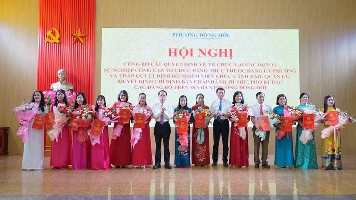 UBND Phường Đồng Hới trao quyết định kiện toàn đội ngũ cán bộ quản lý các trường học sau sắp xếp.