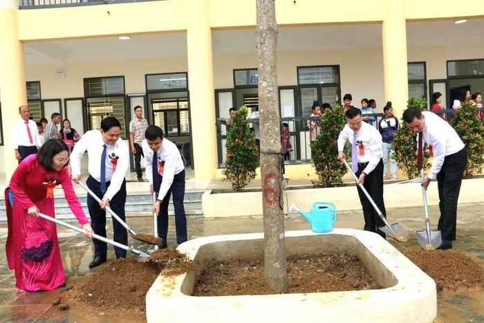 Các đại biểu trồng cây lưu niệm tại khuôn viên trường học.