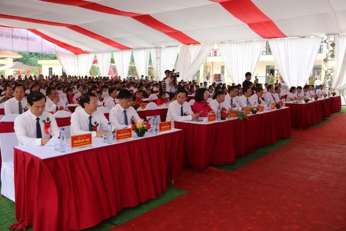 Các đại biểu dự khánh thành trường liên cấp tại xã Yên Sơn.
