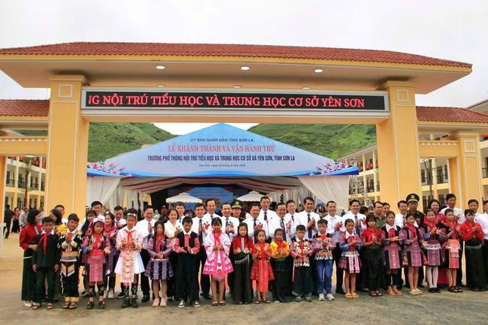Các đại biểu chụp ảnh lưu niệm cùng thầy và trò tại trường học liên cấp xã Yên Sơn.