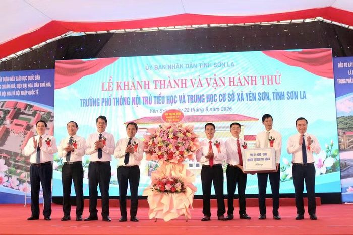 Các lãnh đạo tỉnh Sơn La tặng hoa, quà chúc mừng trường học liên cấp Yên Sơn.