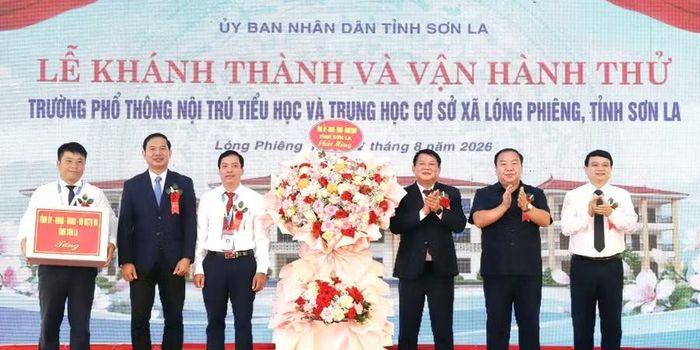 Lãnh đạo tỉnh Sơn La tặng hoa chúc mừng trường học xã Lóng Phiêng.