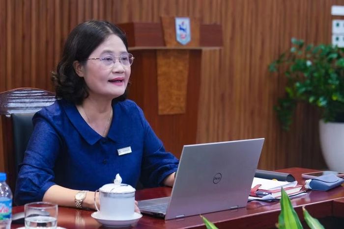 Nhà giáo Tô Thị Hải Yến - Hiệu trưởng Trường THCS Giảng Võ họp trực tuyến với phụ huynh.