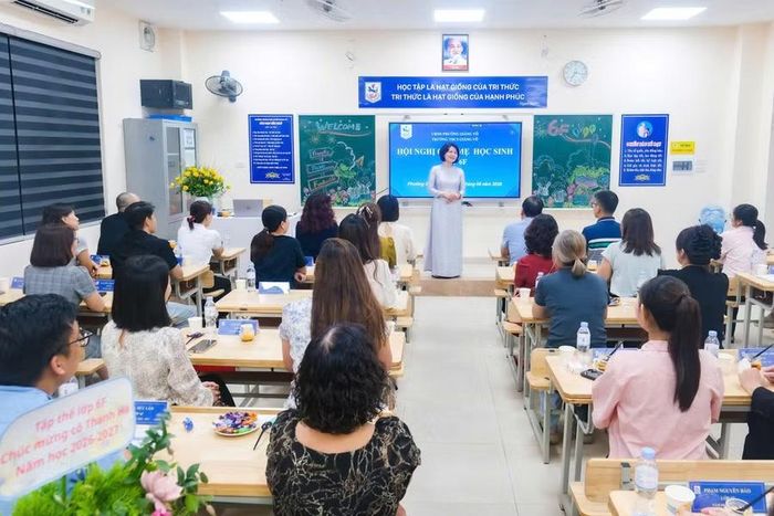 Sau thời gian họp trực tuyến với Ban Giám hiệu, giáo viên chủ nhiệm các lớp họp thông tin với phụ huynh học sinh.