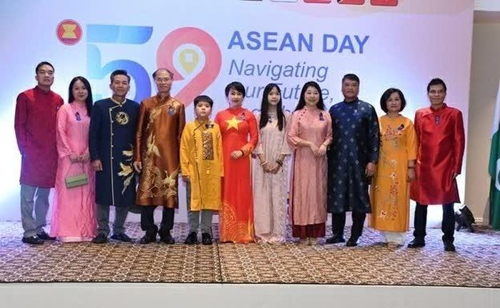Các thành viên Đại sứ quán Việt Nam tại Pakistan tham gia Lễ kỷ niệm. (Nguồn: ĐSQ Việt Nam tại Pakistan)