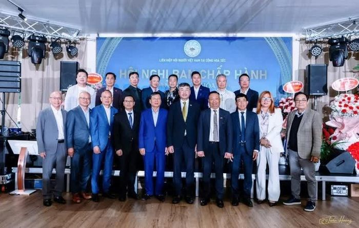 Đại sứ Việt Nam tại Czech Dương Hoài Nam (thứ 5 từ phải qua) dự Hội nghị Thường niên lần thứ 5 Liên hiệp Hội Người Việt Nam tại Czech vào ngày 12/6/2026. (Nguồn: BTC)