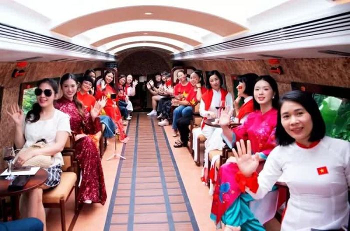 Du khách trải nghiệm chuyến tàu du lịch “Hà Nội 5 cửa ô” kết nối di sản Thăng Long (Hà Nội) - Kinh Bắc (Bắc Ninh). (Ảnh: Hoàng Lân)