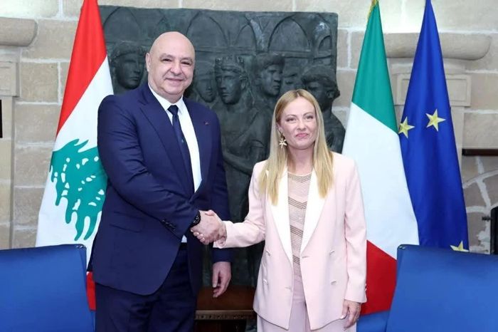 Tổng thống Joseph Aoun (trái) bắt tay Thủ tướng Italy Giorgia Meloni trong cuộc gặp tại Rome, ngày 21/8. (Nguồn: X)