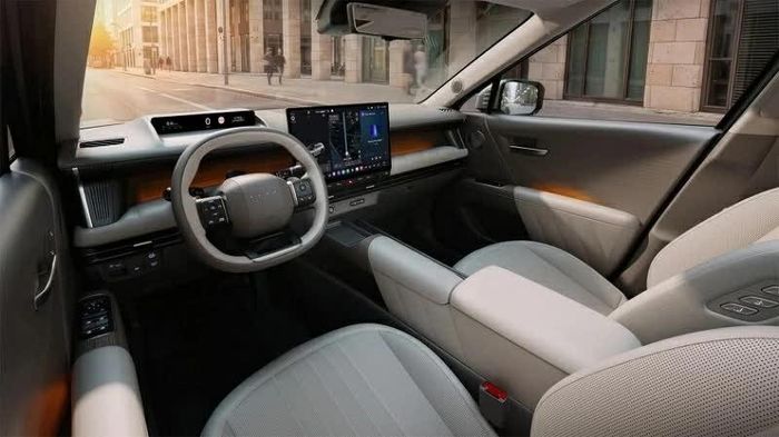 Bên trong Tucson thế hệ mới, bảng táp-lô được tổ chức theo cấu trúc nhiều lớp với một khoảng lõm chạy giữa phần trên và dưới.