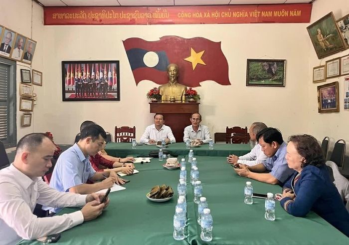 Tổng Lãnh sự Nguyễn Văn Dũng làm việc với Hội người Việt Nam tỉnh Khammouane, Lào. (Nguồn: TLSQ Việt Nam tại Savannakhet)