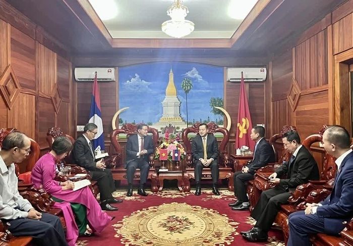 Tổng Lãnh sự Nguyễn Văn Dũng chào và làm việc với đồng chí Somsaard Ounsida, Phó Bí thư Tỉnh ủy, Chủ tịch Ủy ban Chính quyền tỉnh Khammouane. (Nguồn: TLSQ Việt Nam tại Savannakhet)