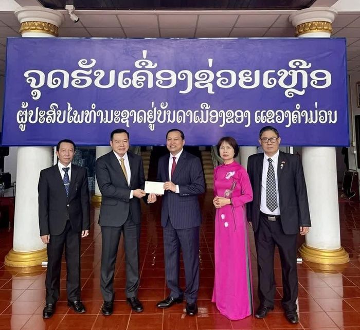 Đoàn công tác trao quà ủng hộ đồng bào bị ảnh hưởng mưa lũ tại tỉnh Khammouane. (Nguồn: TLSQ Việt Nam tại Savannakhet)