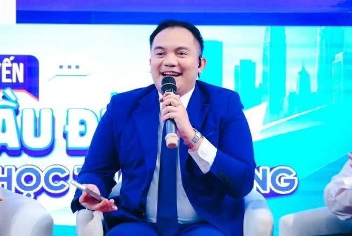 Ông Leojohn Aguido Mendez – Chuyên gia Giảng dạy & Khảo thí tiếng Anh Cambridge, Giáo viên trưởng Ocean Edu chia sẻ tại Tọa đàm. (Ảnh: Mai Khôi)