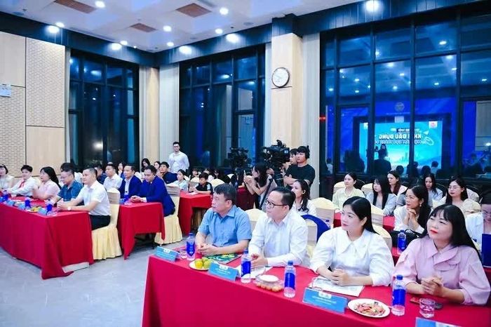 Tọa đàm thu hút sự tham dự của đông đảo đại diện cơ quan quản lý giáo dục, nhà trường, chuyên gia, học sinh và phụ huynh. (Ảnh: Mai Khôi)
