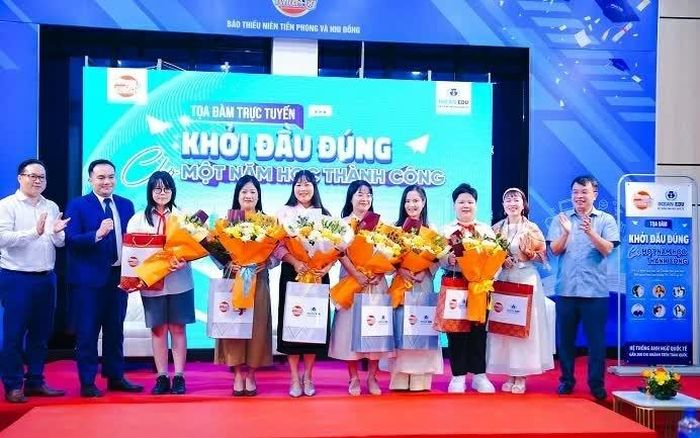 Ban tổ chức tặng hoa và quà lưu niệm cho các diễn giả. (Ảnh: Mai Khôi)