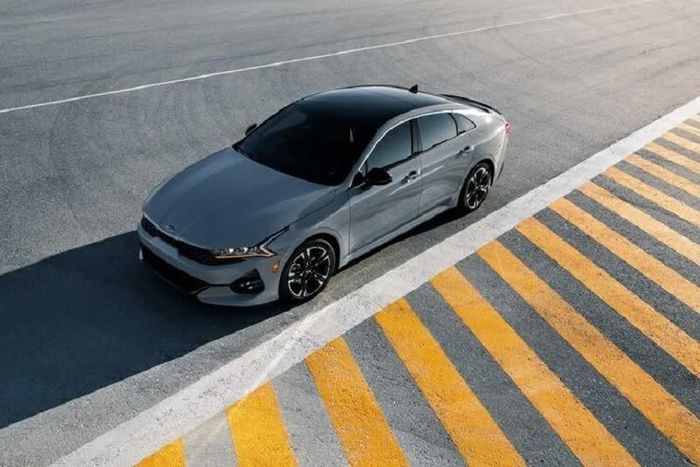 KIA K5 sở hữu ngoại hình trẻ trung, thể thao với phần đầu xe nổi bật bởi lưới tản nhiệt đặc trưng.