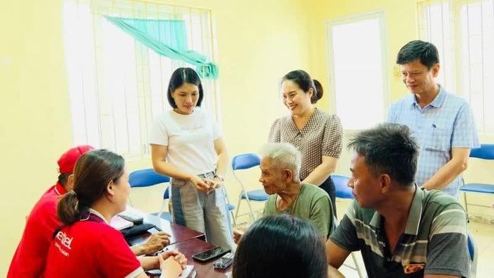 Lãnh đạo xã Hoài Đức (Hà Nội) kiểm tra hoạt động hỗ trợ người dân tham gia các tiện ích sỗ. (Ảnh: ĐH)