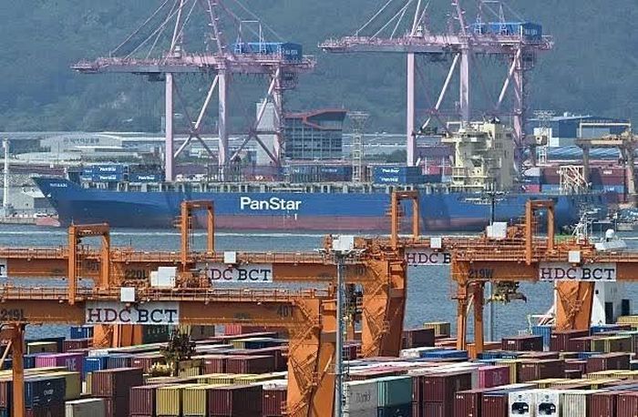 Tàu container PanStar Acro neo tại cảng Busan ngày 22/8, chuẩn bị thử nghiệm tuyến hàng hải qua Bắc Cực đến châu Âu. (Nguồn: Getty Images)