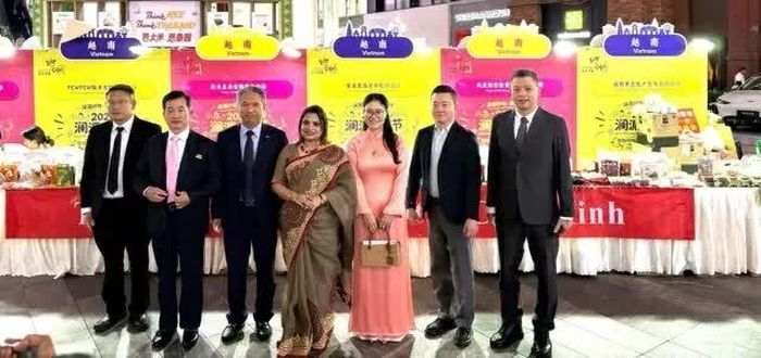 Tổng Lãnh sự các nước và lãnh đạo Sở Công Thương Vân Nam chụp ảnh lưu niệm trước Khu gian hàng Việt Nam.