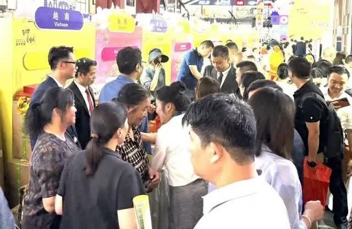Khu gian hàng Việt Nam thu hút đông đảo người tiêu dùng Vân Nam.