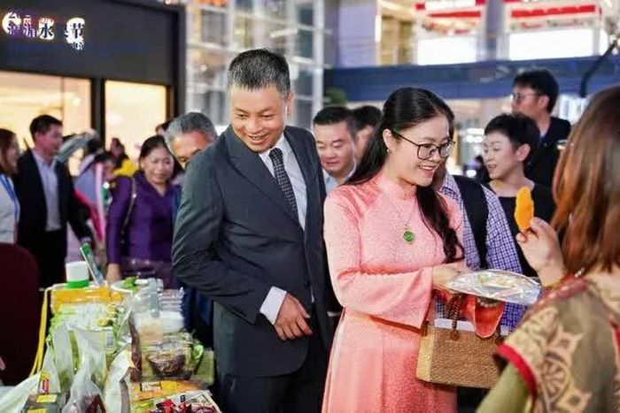 Tổng Lãnh sự Nghiêm Việt Chung giới thiệu và mời các đại biểu thưởng thức đặc sản Việt Nam.