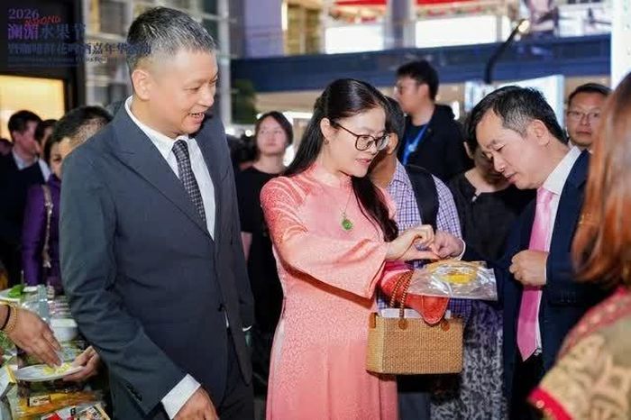 Tổng Lãnh sự Nghiêm Việt Chung giới thiệu và mời các đại biểu thưởng thức đặc sản Việt Nam.
