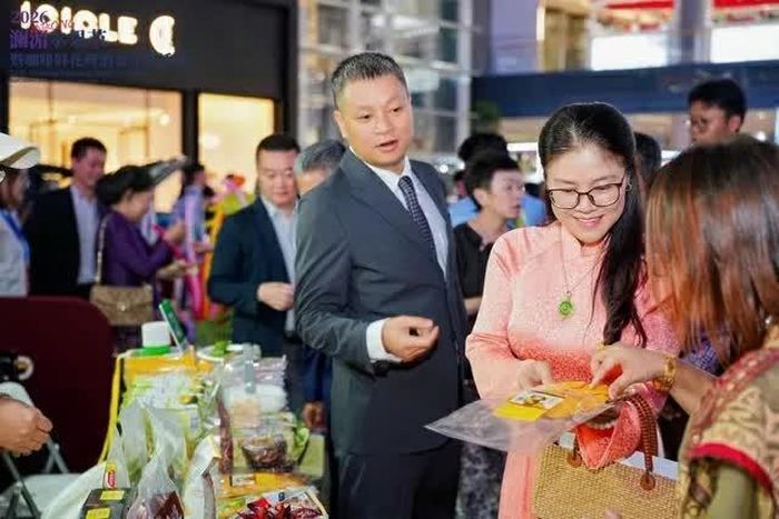 Tổng Lãnh sự Nghiêm Việt Chung giới thiệu và mời các đại biểu thưởng thức đặc sản Việt Nam.