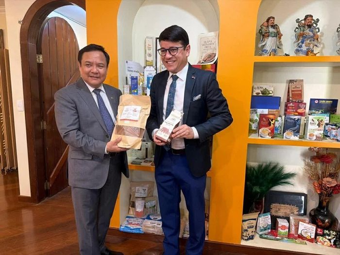 Đại sứ Bùi Văn Nghị trao đổi với phóng viên bên lề buổi Họp báo. (Nguồn: ĐSQ Việt Nam tại Brazil)
