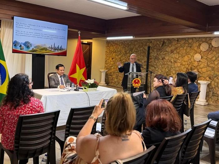 Phát biểu của ông Pedro de Oliveira, nhà báo, nhà sử học, Tổng Thư ký Hội Hữu nghị và Hợp tác Brazil - Việt Nam (ABRAVIET). (Nguồn: ĐSQ Việt Nam tại Brazil)