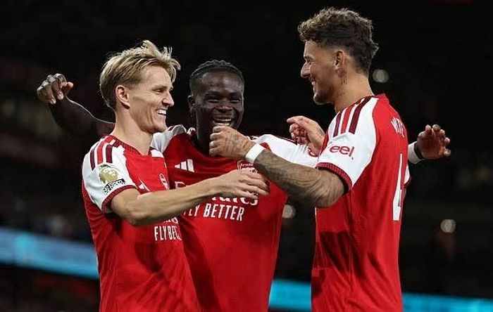 Martin Ødegaard ăn mừng bàn thắng nâng tỷ số lên 3-0 cùng Bukayo Saka và Ben White trong trận Arsenal gặp Coventry City tại Premier League. (Nguồn: Getty Images)