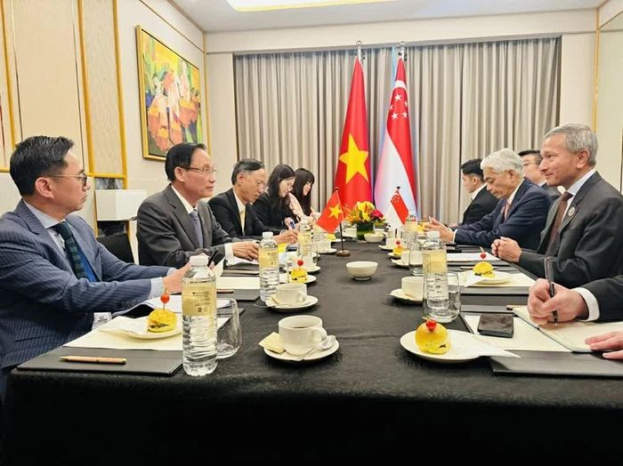 Ủy viên Bộ Chính trị, Bộ trưởng Ngoại giao Lê Hoài Trung làm việc với Bộ trưởng Ngoại giao Singapore Vivian Balakrishnan bên lề Hội nghị Bộ trưởng Ngoại giao ASEAN tháng 7/2026. (Ảnh: Bảo Chi)