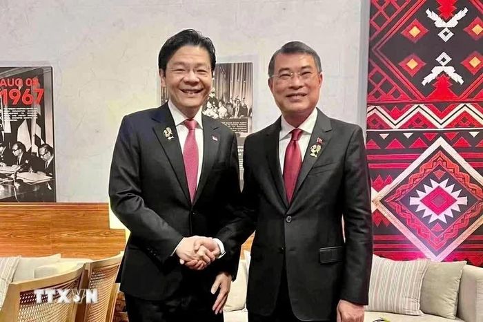 Thủ tướng Chính phủ Lê Minh Hưng gặp Thủ tướng Singapore Lawrence Wong bên lề Hội nghị cấp cao ASEAN lần thứ 48. (Nguồn: TTXVN)