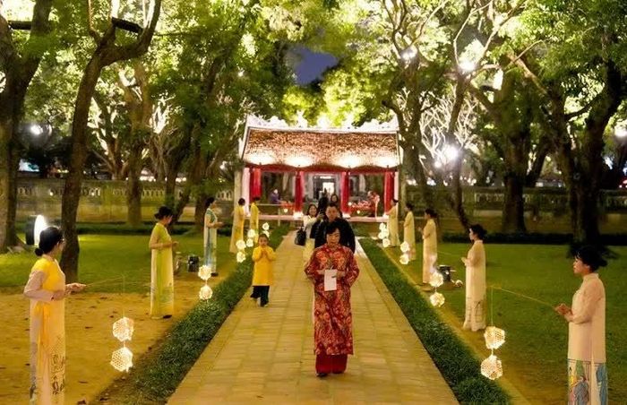 Du khách trải nghiệm tour đêm “Âm sắc Việt” tại Khu di tích Văn Miếu - Quốc Tử Giám. (Ảnh: Khánh Huy)