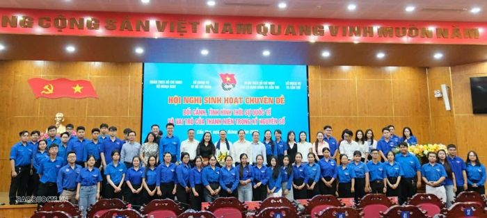 Các đại biểu cùng đoàn viên thanh viên chụp ảnh lưu niệm. (Ảnh: Ngọc Anh)